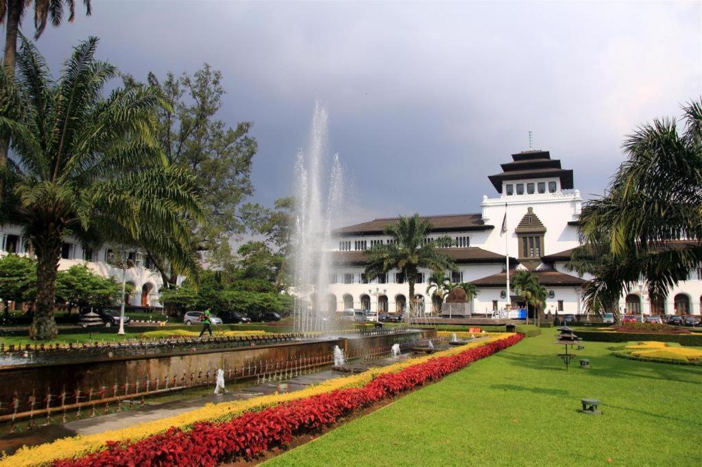 Raffleshom Hotel Bandung Eksteriør billede